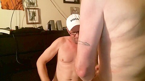 Kinkyshowoff in NY gives quick BJ and takes a facefull