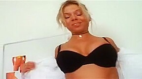 La blonde fait sa prof pour apprendre comment baiser une femme