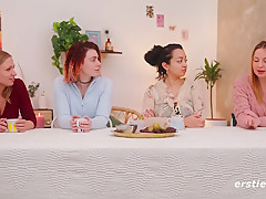 Lesbischer Squirting-vierer Auf Einem Groben Tisch With Lesbian Fingering