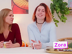 Lesbischer Squirting-vierer Auf Einem Groben Tisch With Lesbian Fingering