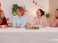 Lesbischer Squirting-vierer Auf Einem Groben Tisch With Lesbian Fingering