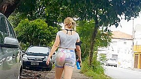 Loira tesuda saindo da academia