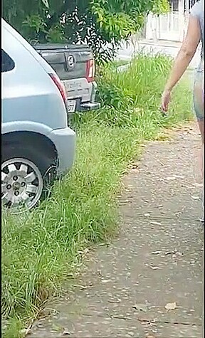Loira tesuda saindo da academia