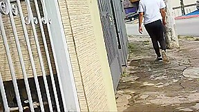 Loira tesuda saindo da academia