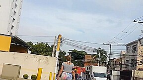 Loira tesuda saindo da academia