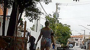 Loira tesuda saindo da academia