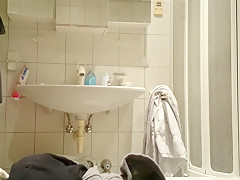 Markus Pelz beim Duschen mit hartem Schwanz