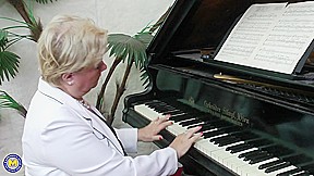 Mature Woman Fingers Herself In A Music Room - MatureNL
