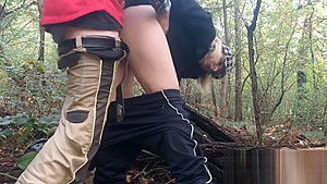 Milf inculata nel bosco da uno sonosciuto