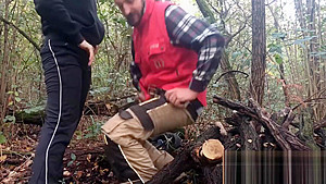 Milf inculata nel bosco da uno sonosciuto