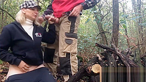 Milf inculata nel bosco da uno sonosciuto