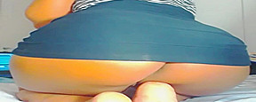 Morena safada cavala exibindo a bunda e a buceta depiladinha na webcam