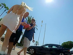 Naked ass in an accidental upskirt