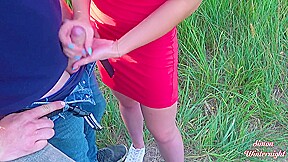 Otsos Na Prirode Ot Dlinnovolosoi Brunetki S Okonchaniem V Rot