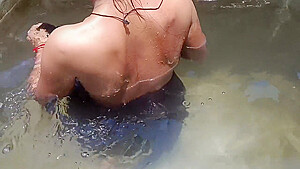 Outdoor Village Opne Field Bathing Indian Desi Girl Hindi Video