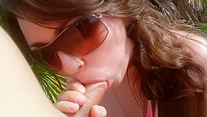 Parejita muy caliente follando en playa nudista
