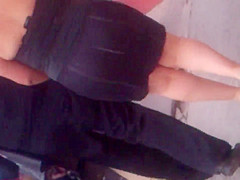 Riquisima Madura en falda apretada
