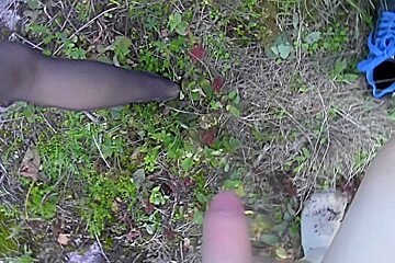 Sexy amateur girlfriend losing off jeans for outdoor fuck