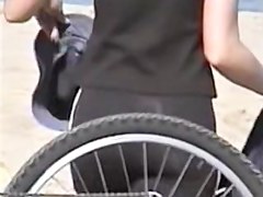 Sexy bicycle rider gives me the view on her candid ass 06za