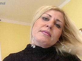 Super Hot Milf Loves To Play With Her Hot Body - MatureNL