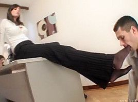 Tall Goddess Sonia footworship