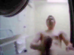 Toby spritzt ab
