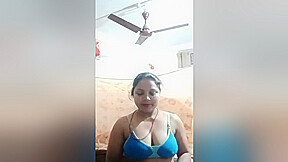 Today Exclusive-sexy Bhabhi Showing Her Boobs