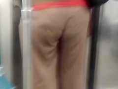 Un Rico Culito En El Metro