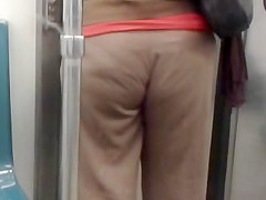 Un Rico Culito En El Metro