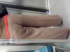 Un Rico Culito En El Metro