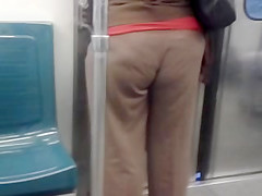 Un Rico Culito En El Metro