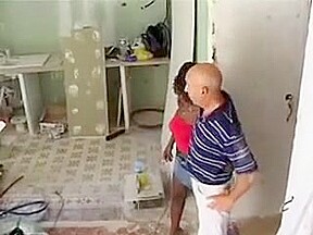 Un vieux amene chez lui une blackette pour l'enculer