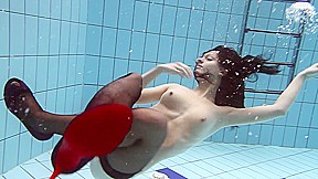 UnderwaterShow Video: Vera in the pool