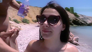 VALENTINA NAPPI-follada en la playa y en publico