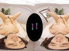 VRALLURE Andreina Deluxe Is Muy Caliente!