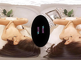 VRALLURE Andreina Deluxe Is Muy Caliente!