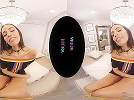 VRALLURE Andreina Deluxe Is Muy Caliente!