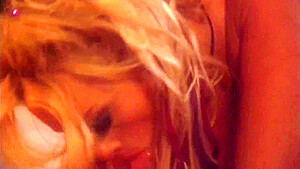 Was Braucht Die Sexy Blondine?