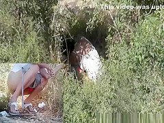 Woman caught pissing in the nature