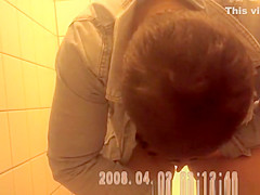 Woman take a piss with fat pussy