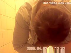 Woman take a piss with fat pussy