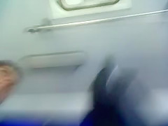 bajo la falda en el bus