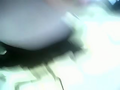 bajo la falda en el bus