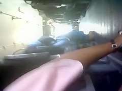 bajo la falda en el bus