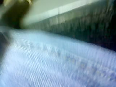 bajo la falda en el bus