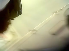 bajo la falda en el bus