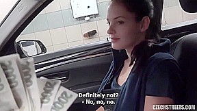 chica coge por dinero en un autolavado