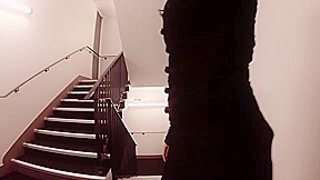 en bonne salope je pompe un inconnu dans l escalier