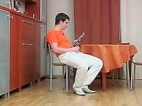gars surpris par une maman russe en pleine branlette
