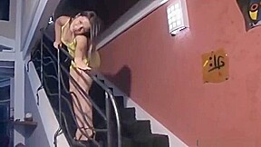 menina na escadinhas novinha